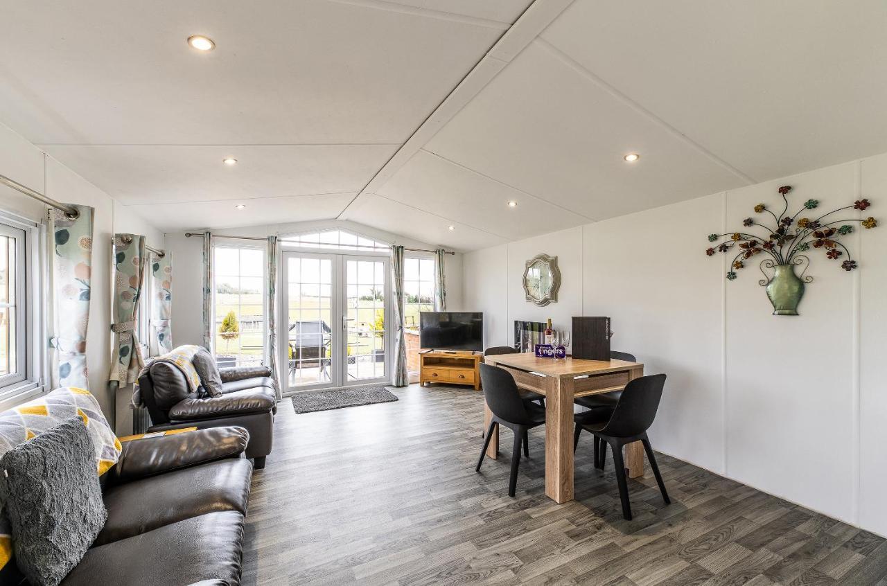Fairview Farm Holiday Accommodation 14 Luxury Lodges, Cabins, Dog Friendly, Suitable For Couples, Families And Groups, Wedding Guests , Corporate Events, Sleeps 2-65 Guests In Ravenshead, Nottingham Near Sherwood Forest, Set In 88 Acres Extérieur photo