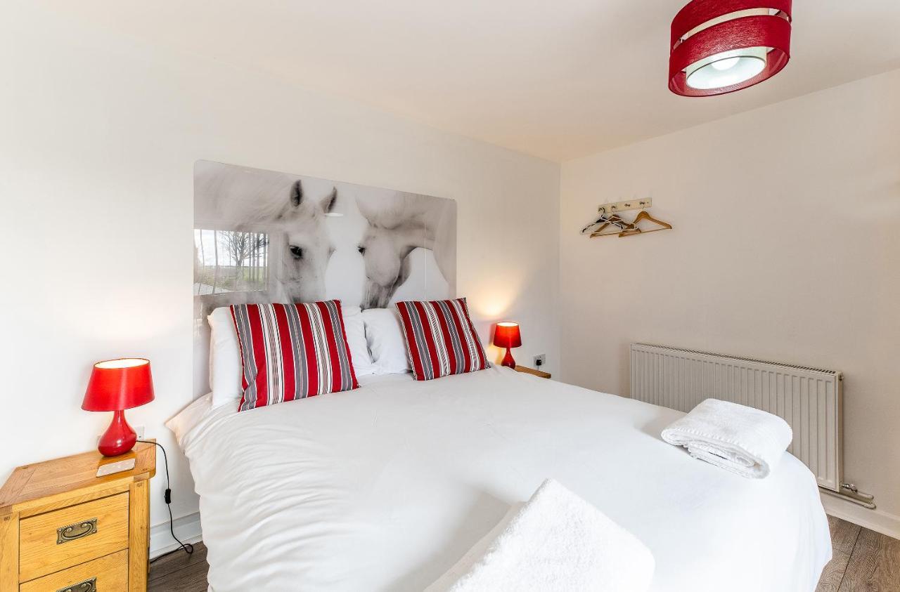 Fairview Farm Holiday Accommodation 14 Luxury Lodges, Cabins, Dog Friendly, Suitable For Couples, Families And Groups, Wedding Guests , Corporate Events, Sleeps 2-65 Guests In Ravenshead, Nottingham Near Sherwood Forest, Set In 88 Acres Extérieur photo