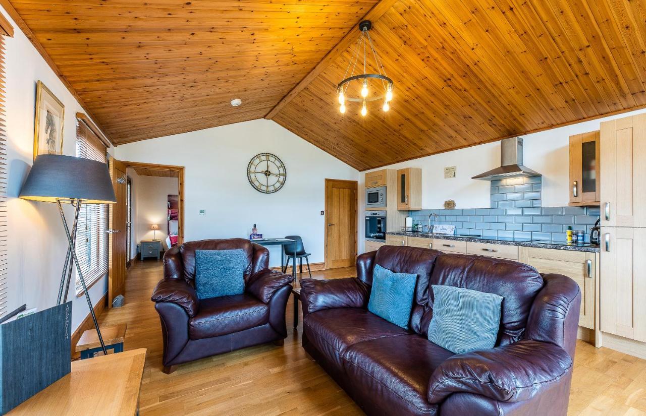 Fairview Farm Holiday Accommodation 14 Luxury Lodges, Cabins, Dog Friendly, Suitable For Couples, Families And Groups, Wedding Guests , Corporate Events, Sleeps 2-65 Guests In Ravenshead, Nottingham Near Sherwood Forest, Set In 88 Acres Extérieur photo