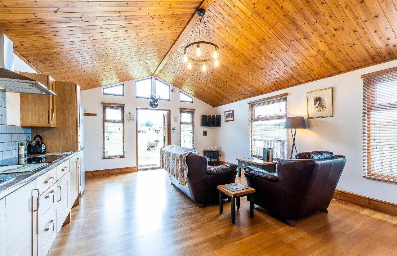 Fairview Farm Holiday Accommodation 14 Luxury Lodges, Cabins, Dog Friendly, Suitable For Couples, Families And Groups, Wedding Guests , Corporate Events, Sleeps 2-65 Guests In Ravenshead, Nottingham Near Sherwood Forest, Set In 88 Acres Extérieur photo