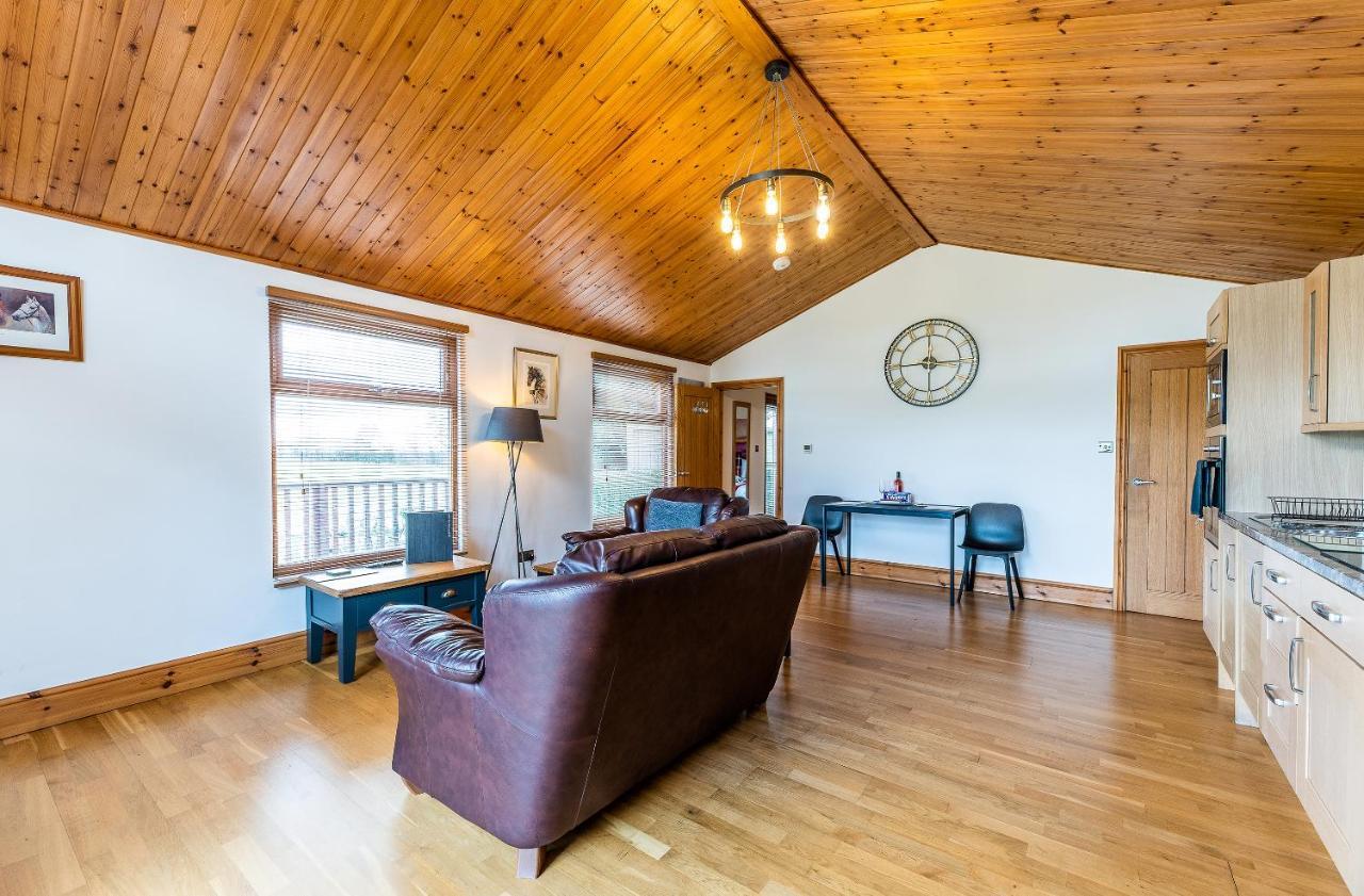 Fairview Farm Holiday Accommodation 14 Luxury Lodges, Cabins, Dog Friendly, Suitable For Couples, Families And Groups, Wedding Guests , Corporate Events, Sleeps 2-65 Guests In Ravenshead, Nottingham Near Sherwood Forest, Set In 88 Acres Extérieur photo