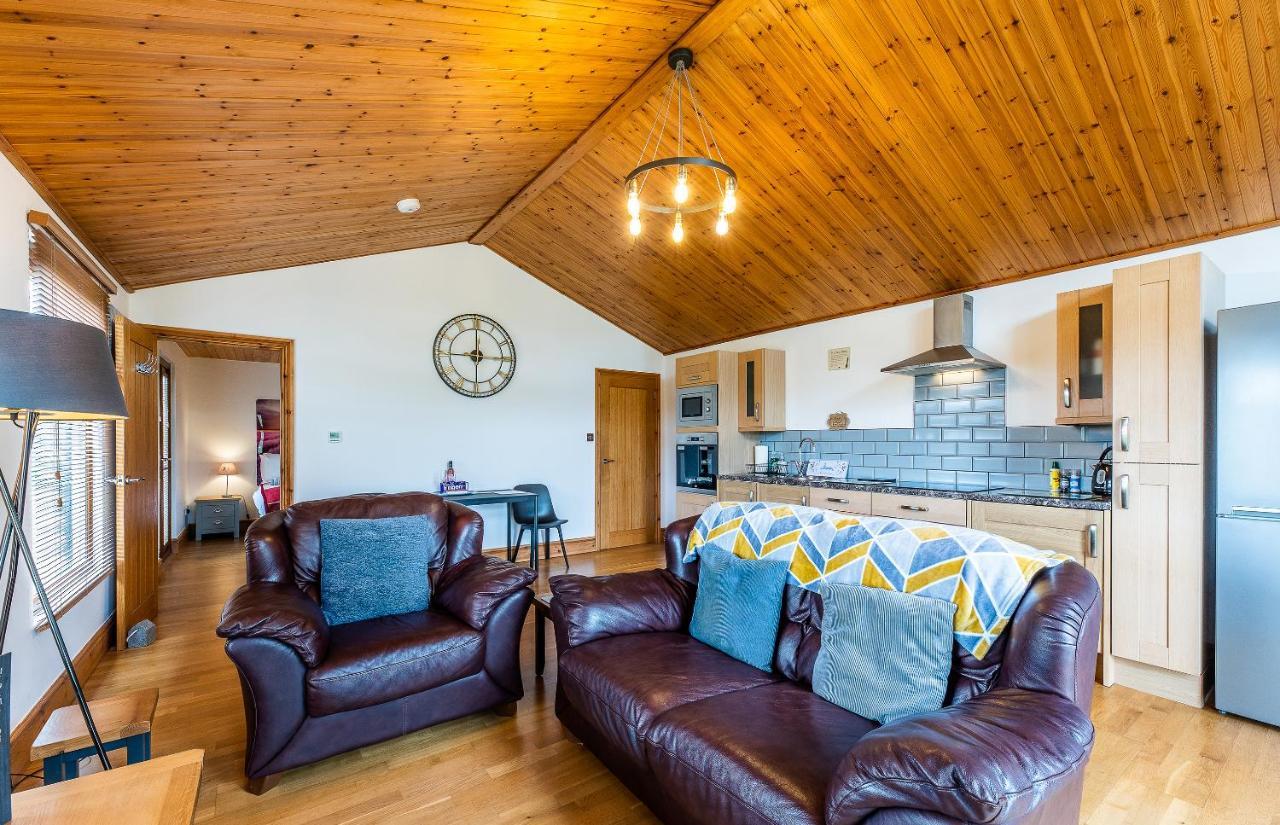 Fairview Farm Holiday Accommodation 14 Luxury Lodges, Cabins, Dog Friendly, Suitable For Couples, Families And Groups, Wedding Guests , Corporate Events, Sleeps 2-65 Guests In Ravenshead, Nottingham Near Sherwood Forest, Set In 88 Acres Extérieur photo