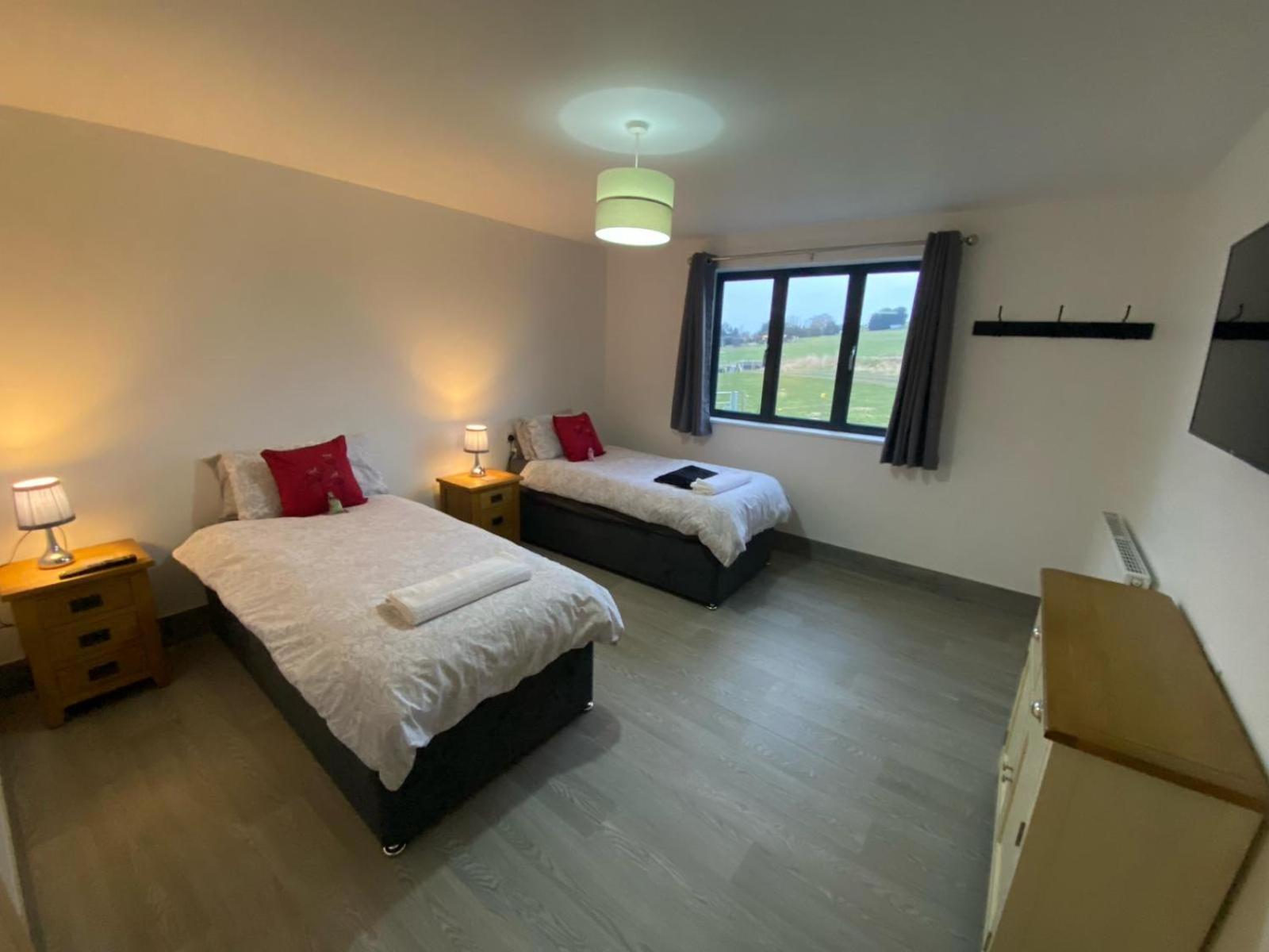 Fairview Farm Holiday Accommodation 14 Luxury Lodges, Cabins, Dog Friendly, Suitable For Couples, Families And Groups, Wedding Guests , Corporate Events, Sleeps 2-65 Guests In Ravenshead, Nottingham Near Sherwood Forest, Set In 88 Acres Extérieur photo